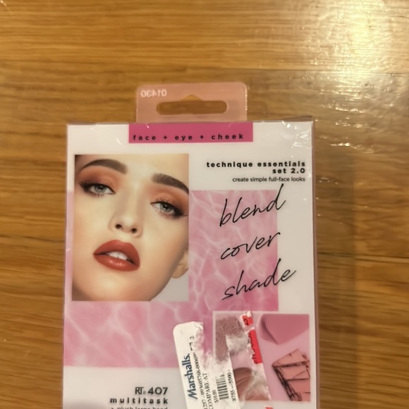 Real Techniques Travel Essentials Makeup Brush Kit NEW - Picture 9 of 11